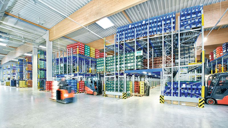 Mit der Durchlaufanlage lagert Fristo nicht nur sehr viel Ware auf wenig Platz. Der Händler kann auch problemlos das FiFo-Prinzip umsetzen. (Bito)