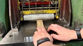 Smarte Sicherheit! Es gibt in der Kunststoffverarbeitung, wie etwa bei Kalandrieren, Situationen, bei denen ein Problem ohne den Eingriff des Menschen nicht zu beheben ist. Doch moderne Anlagen stellen übliche Sicherheitskonzepte in den Schatten. U-Tech weiß aber Abhilfe ... (Bild: U-Tech)