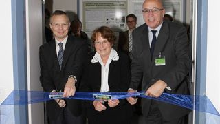 Von links nach rechts: Prof. Harald Bolt, Projekt-Mitglied des Brainmet-Kompetenzzentrums, Dr. habil. J. Sabine Becker, Leiterin des Brainmet-Kompetenzzentrums und Juergen Srega, Vice President Global Products, Scientific Instruments, Thermo Fisher Scientific.  (Bild: Thermo Fisher Scientific)