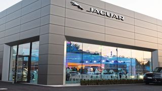 Die Glinicke-Gruppe hat in Kassel in der Leipziger Straße ein neues Autohaus für Jaguar und Land Rover gebaut. (Jaguar Land Rover)