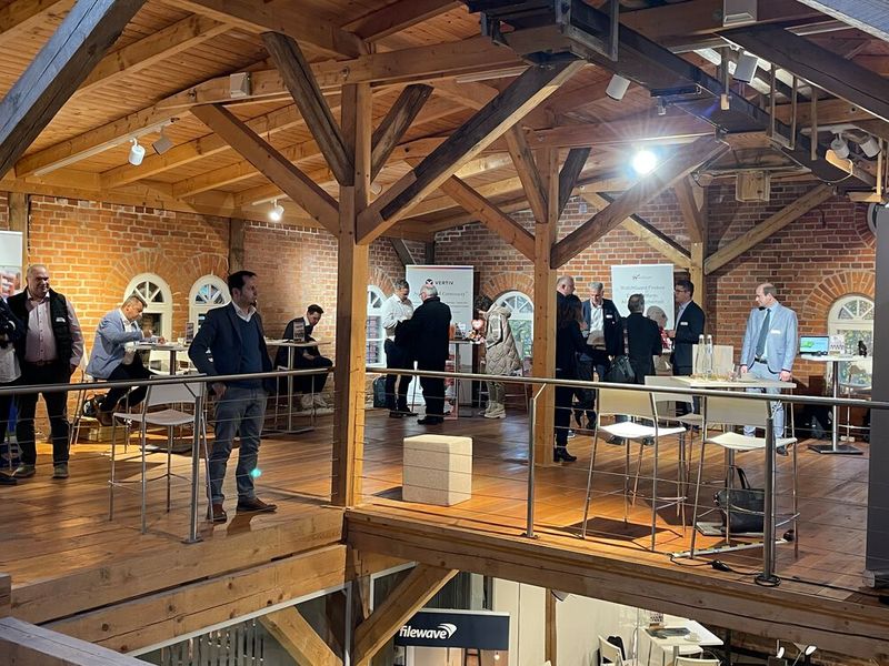 Zwischen den Vorträgen gab es Gelegenheit, sich an den verschiedenen Infoständen zu informieren. (Bild: Vogel IT-Medien)