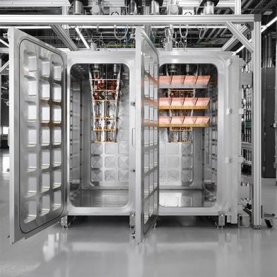 IBM stellt modulare Kryogenikmodule für Quantencomputer vor. Die circa 1,2 Meter breiten und 2,4 Meter hohen Schränke sollen die Skalierung von Quantensysteme auf erst dutzende, dann hunderte Chips ermöglichen. (Bild: IBM)