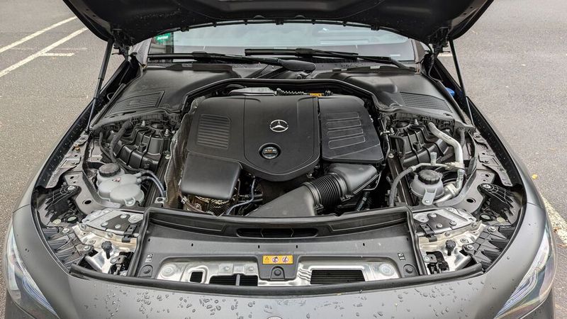 3. Der Motor: ... kann die Erwartungen, die das Design weckt, nicht ganz erfüllen. Der langhubige Vierzylinder-Ottomotor mit 190 kW/258 PS und Mildhybrid-Unterstützung erledigt seine Aufgaben zwar ohne Fehl und Tadel, aber sportliche Ansprüche erfüllt er nur in Ansätzen. Nur im Fahrmodus „Sport“ reagiert er so dynamisch auf Gasimpulse, wie sich der Fahrer das wünscht. Immerhin agiert er sehr laufruhig und klingt auch schön, ohne mit pubertärem Auspuffgebrumm oder Wastegate-Geploppe zu nerven.  (Bild: Rosenow – VCG)