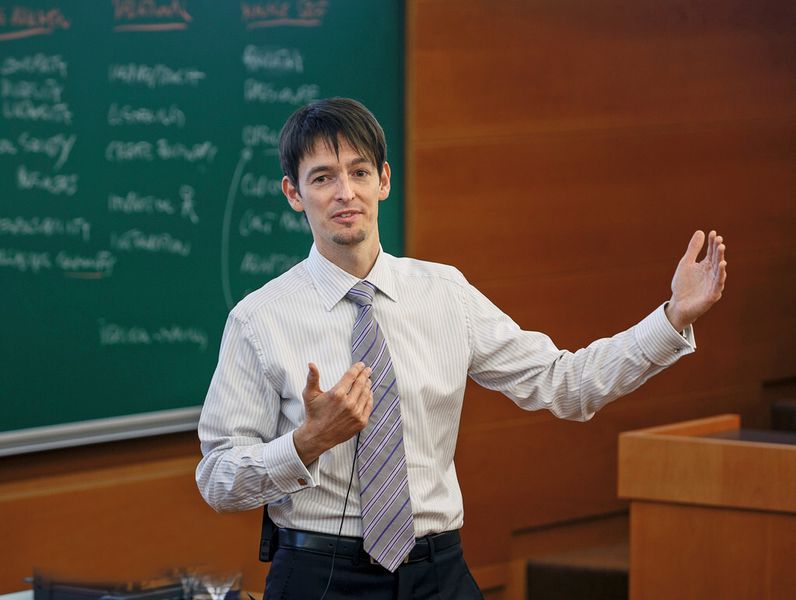 Prof. Sebastian Reiche,  IESE Business School: „Ein Mangel an Karrieremöglichkeiten und Aufstiegschancen frustriert die Mitarbeiter.“ (Bild: IESE Business School)