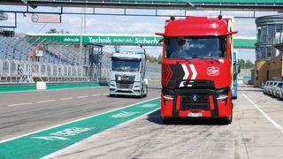 Die Teinehmer des DEKRA Nutzfahrzeug Zukunftstag hatten die Gelegenheit, die Leistungsfähigkeit der elektrischen Lkw selbst zu erfahren. (Bild: Wenz)