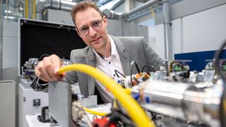 Anwender können den neuen Trufiber von Trumpf in vielen verschiedenen Leistungsklassen von 500 Watt bis 50 Kilowatt ordern und mit der kompletten Lasersystemtechnik von Trumpf kombinieren, wie Tom Rentschler, für die Baureihe verantwortlicher Produktmanager, erklärt.  (Bild: Trumpf)