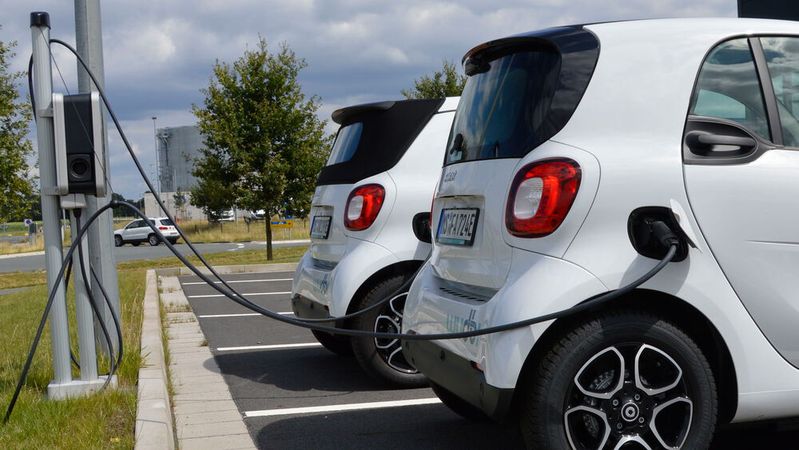 Händler sehen noch erhebliche Hürden bei der Professionalisierung des Gebrauchtwagengeschäfts rund um E-Autos. Das zeigt eine aktuelle Befragung von »kfz-betrieb« und den Marktforschern von Concertare.(Bild:  Achter/»kfz-betrieb«)