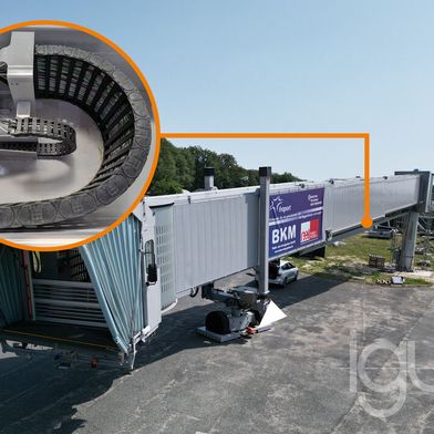 Pünktlich in die Sommerferien: In der automatisierten Fluggastbrücke von Reel sorgen Energieketten und Leitungen von igus für eine hohe Ausfallsicherheit im Flughafenbetrieb. (Bild: igus)