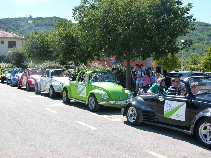 Die Käfer-Parade zog die neugierigen Blicke der einheimischen Kinder auf sich. (Acer)