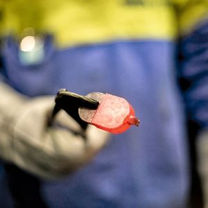 C-Stahl direkt aus der Produktion im Stahlwerk von Tata Steel in IJmuiden, Niederlande.