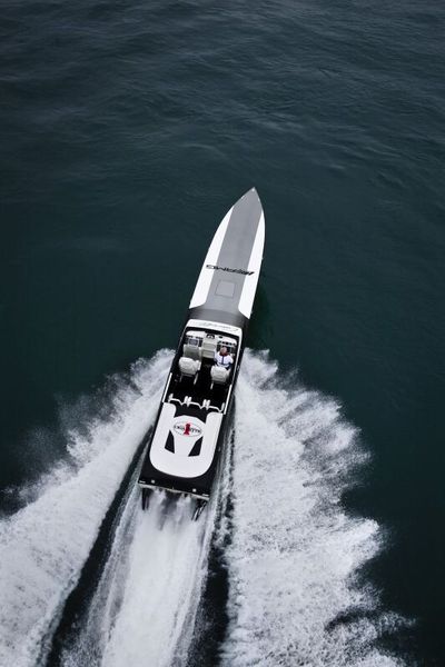 Kooperation Mercedes-AMG und Cigarette Racing: „The Inspired by AMG Black Series 50’ Marauder“, ein Powerboat, das eng am C 63 AMG Coupé Black Series angelehnt ist. (Daimler)