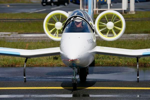Im französischen Bordeaux absolvierte der elektrisch angetriebene E-Fan 2.0 seinen ersten öffentlichen Flug. Für Airbus ist das Trainingsflugzeug der Anfang der Elektroflugzeug-Entwicklung. (Airbus)