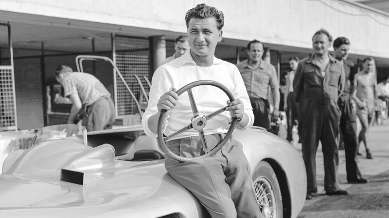 Foto von Versuchsfahrten auf dem Autodrom in Monza im August 1955 am Formel-1-Rennwagen W 196 R mit Stromlinienkarosserie. Zu Herrmann besten Leistungen bei Mercedes-Benz zählen die schnellste Rennrunde beim Großen Preis von Frankreich, wo er allerdings ausschied, während die Teamkollegen einen Doppelsieg beim Debütrennen errangen, sowie der dritte Platz beim Großen Preis der Schweiz 1954. (Bild: Mercedes-Benz AG)