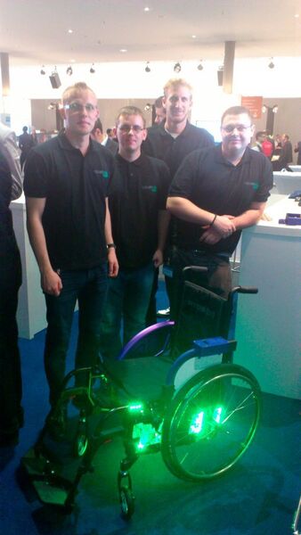 Die Studenten der Hochschule Furtwangen präsentierten den Prototypen eines IoT-Rollstuhls, den sie momentan entwickeln. (Bild: PTC)