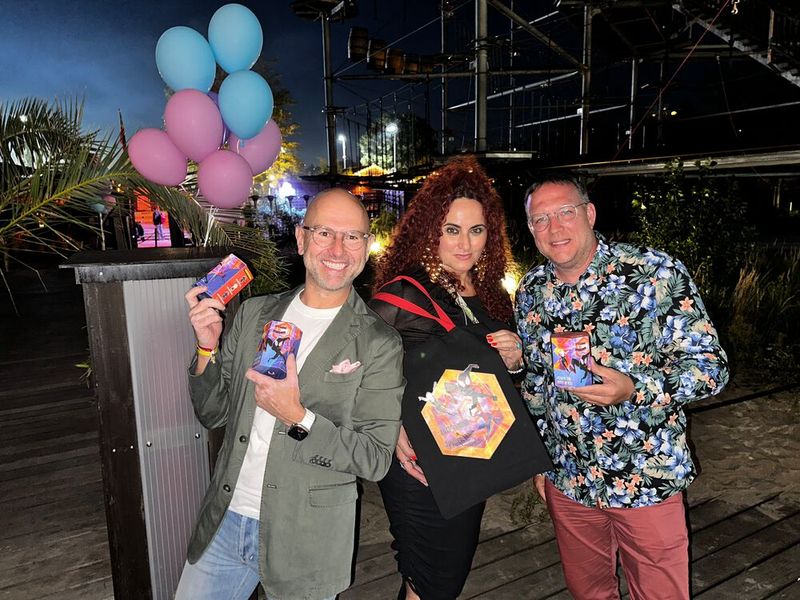 Spider-Man is in the box, (v. l.) Besa mit Maciej Wieczorek (ZOTAC) und Stefan Knerrich (APC). (Bild: Vogel IT-Medien)