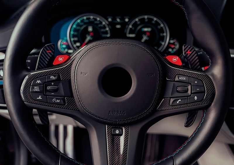 Paddle-Shifterz PS UG hat einen neuen Satz Schaltwippen entwickelt, die deutlich länger sind und es dem Fahrer ermöglichen, in jeder Situation durch die Gänge zu schalten. Da sie parallel zum Lenkrad geformt sind, sind sie immer einfach zu bedienen. (Bild: German Design Award/Paddle-Shifterz PS UG)