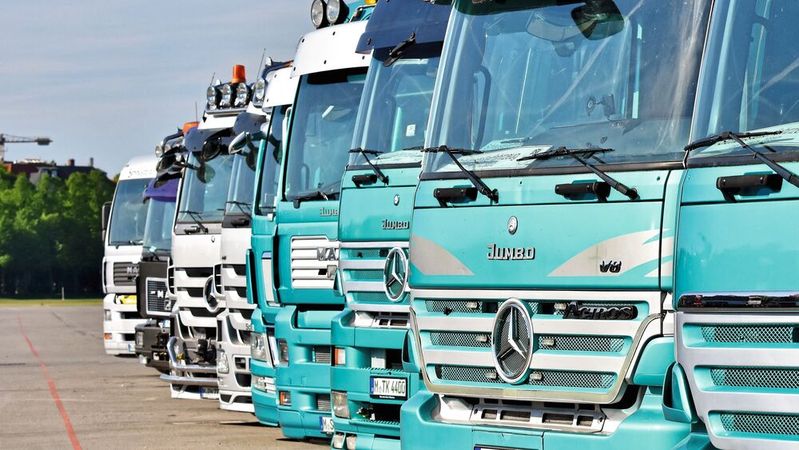 Der europäische Nutzfahrzeugmarkt musste im Gesamtjahr 2025 deutlich Federn lassen. Die schlechte Konjunktur hinterlässt Spuren.(Bild:  frei lizenziert /  Pixabay)