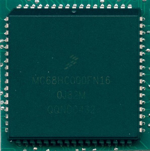 2004 gründete Motorola seine Prozessorsparte in das neue Unternehmen Freescale aus, die fortan die 68000-Reihe weiterführte (im Bild: eine Freescale MC68HC000FN16 CPU). Seit einem Merger im Jahr 2016 gehört die 40 Jahre alte 68000er-Familie heutzutage zu NXP. (Ic-photo-Freescale--MC68HC000FN16--(68000-CPU) / ZyMOS / CC BY-SA 4.0)