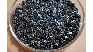 US-Initiative! Wolframoxid, hier zu Granulat gepresst, ist für Zerspanungswerkzeuge und andere Anwendungen unerlässlich. Doch es ist rar, weshalb es zu den kritischen Rohstoffen zählt. Die Plansee Group sorgt nun dafür, dass die Versorgungssicherheit ein Stück weit mehr gewährleistet ist ... (Bild: Oxidoxi)