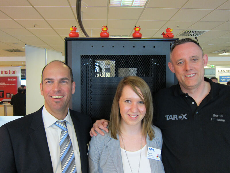 Kosmas Steinke und Jasmin Dichmann, Eaton Power, mit Bernd Tillmann, Tarox (IT-BUSINESS)