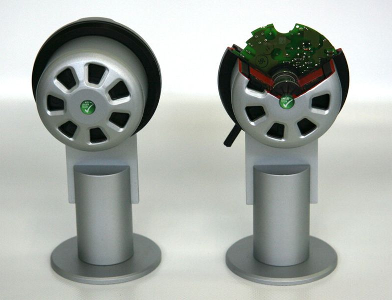 Der kompakte EC-Außenläufermotor und ein Schnittmodell mit umgossenem Stator, Rotor und kompakter Elektronik. (Bild: ebm-papst)