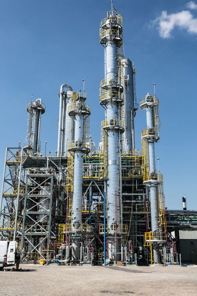 Wie die großtechnische Produktion aussehen kann, zeigt das Beispiel von Greenfield Specialty Alcohols, einem der größten Produzenten von Ethanol und Methanol auf dem nordamerikanischen Kontinent. Das Unternehmen mit Sitz in Toronto, Kanada, produziert jährlich etwa 650 Millionen Liter Alkohole, von denen fast 500 Millionen Liter auf Treibstoffethanol entfallen.  (Edelmann/Nabil Shash (Shash Photography))