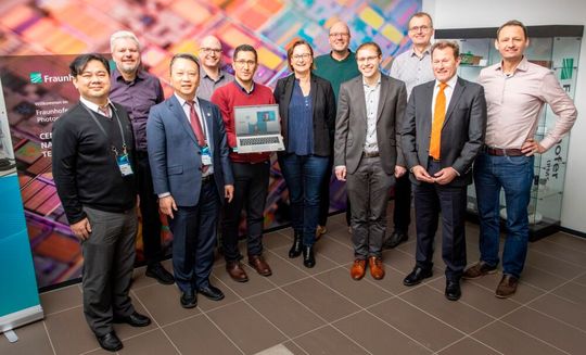 Fraunhofer IPMS, TSRI und Fraunhofer IMWS treiben mit ferroelektrischer Technologie auf kleinsten Knoten ultraeffiziente KI voran und ermöglichen so schnelleres und umweltfreundlicheres Edge-Computing.(Bild:  Fraunhofer IPMS)