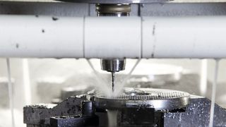 Anwendungsbeispiel Bearbeitungszentrum: LED-Maschinenleuchten sorgen für ausreichend Helligkeit, um den Bohrvorgang durch das Sichtfenster zu beobachten.  (Bild: Turck)