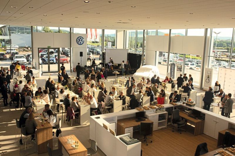 Das VW-Autohaus Bierschneider in Weißenburg hat einen Showroom von gut 500 Quadratmetern. Das Eröffnungswochenende zog weit über 1.000 Gäste an. (Bierschneider)
