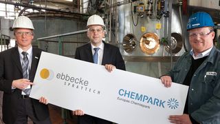 Chempark-Leiter Dr. Ernst Grigat, Axel Ebbecke, Geschäftsführer der Ebbecke Spraytech, und Ebbecke-Betriebsleiter Stefan Hagedorn vor einem Sprühtrockner im Werk des neu gegründeten Unternehmens.  (Bild: Currenta)