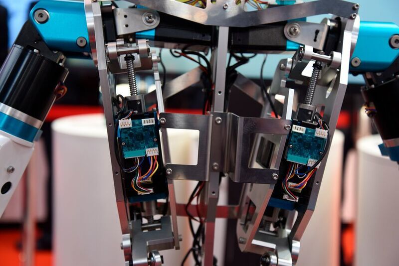 THK zeigt anhand des Roboters THK R-7 sein Produktportfolio an Aktuatoren und Sensoren. (Stefanie Michel)