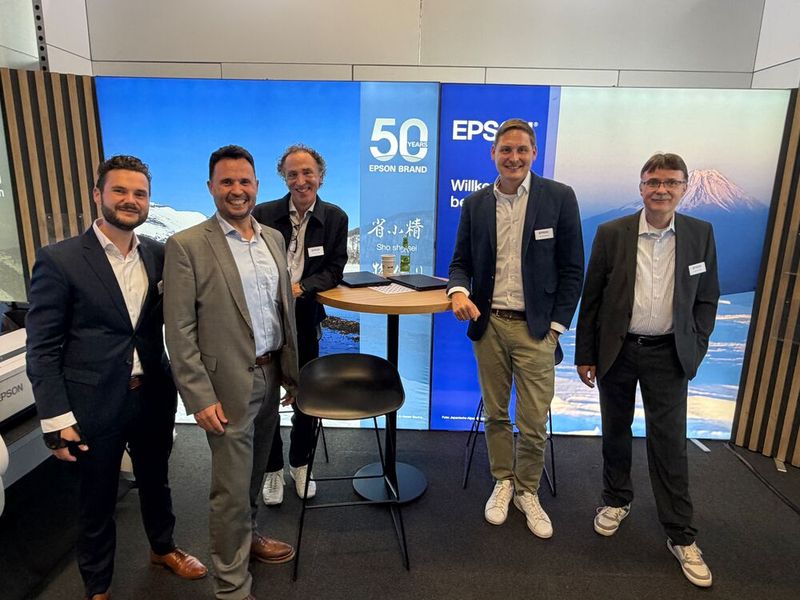 Auch bei EPSON am Stand ist alles fest in Männerhand: (v. l.) Tim Tippmann, Ufuk Avunc, Thomas Riebel, Harald Wittig und Daniel Danzer (Bild: Vogel IT-Medien GmbH)