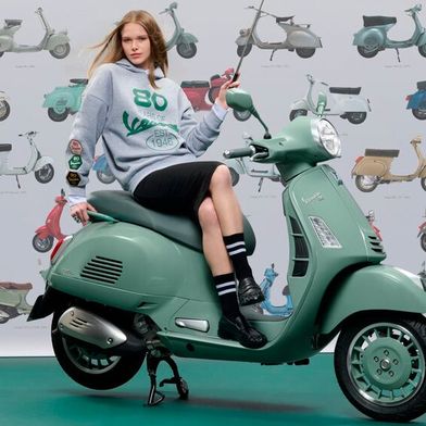 Zur Marken-Jubiläumsfeier in Rom präsentiert Vespa zwei limitierte Editionen. (Bild: Vespa)
