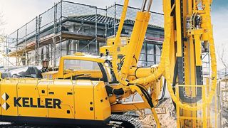 Die Konstruktion der mobilen Bohrgeräte ist sehr anspruchsvoll, denn der Mast und mit ihm das Bohrgestänge sind extrem beweglich. (Igus)