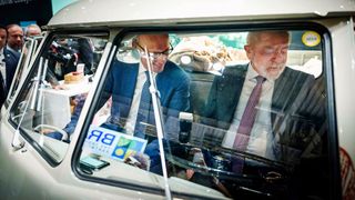 Bundeskanzler Merz und Präsident Lula überzeugten sich bei einem Messerundgang von den vielfältigen Exponaten – unter anderem in Bereichen der E-Mobilität, Robotik, KI. (Bild: Bundesregierung/Jesco Denzel)