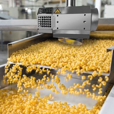 Fig. 1: Il sensore di distanza compatto per nastri trasportatori (in questo caso per la pasta) o scivoli. (Immagine illustrativa) (Immagine: ©Retan - stock.adobe.com)