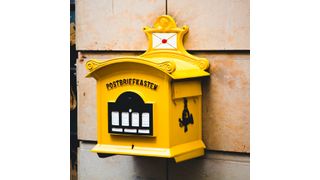 Haptische Printmailings strahlen nicht nur Wertbeständigkeit aus, sondern lassen ein besonders Gefühl zurück. Wer findet nicht gern, neben all den Rechnungen, etwas Buntes im Briefkasten? (Bild: gemeinfrei)