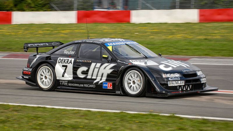 Diese Änderungen sollten mit der Saison 1993 in Kraft treten. Der Calibra mit Allradantrieb und einem V6-Saugmotor war für 1993 noch nicht fertiggestellt. Opel setzte ihn probeweise bei dem letzten Rennen der 1993er Saison in Hockenheim mit dem renommierten Joest-Team ein, das in Le Mans und Daytona bei den Gruppe-C-Sportwagen erfolgreich war. Die Fahrer waren zunächst der Le-Mans-Sieger Manuel Reuter und der Formel-1-Weltmeister Keke Rosberg. (Bild: Opel Automobile GmbH)