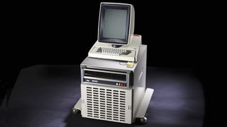 Der Xerox Alto war der erste Computer, der sich über eine grafische Benutzeroberfläche bedienen ließ. Doch setze er sich nie kommerziell durch. Erst Apple und Microsoft bauten auf der Idee einer grafischen Benutzeroberfläche mit ihren eigenen Betriebssystemen auf. (Bild: Heinz Nixdorf MuseumsForum & Jan Braun ; Licence: CC BY-NC-SA (https://creativecommons.org/licenses/by-nc-sa/4.0/))