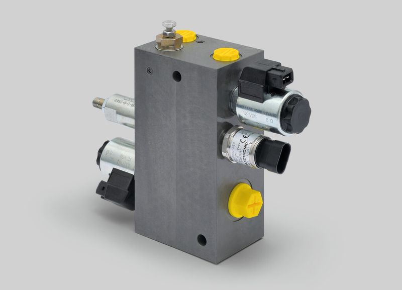 Der Start-Stopp-Ventilblock steuert die Ladung und Entladung des hydraulischen Speichers. Beide Komponenten können einzeln oder verbunden frei in der Maschine positioniert werden. (Bild: Linde Hydraulics)