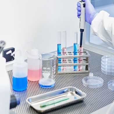 Reinräume in der Pharma- und Medizintechnik sind unverzichtbar. Modulare Betriebsmittel von item für die Reine Produktion und andere Bereiche lassen sich flexibel anpassen. So erfüllen Sie zu jeder Zeit alle relevanten Anforderungen der Branche.  (Bild: item)