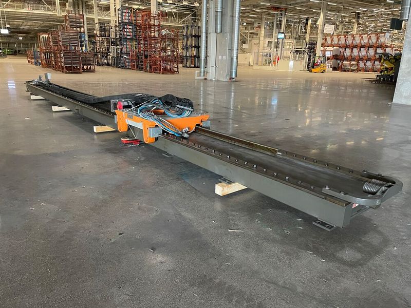 Und diese längste angebotenen F.EE-Linearachse mit circa 13.000 Millimetern Länge steht bei Surplex zum Kauf bereit. (Bild: Surplex)