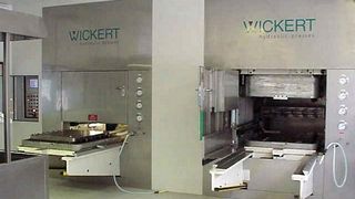 Reinraum-Presse WKP 9250 zur wirtschaftlichen Fertigung pharmazeutischer Verschluss-Stopfen in hoher Qualität. (Archiv: Vogel Business Media)