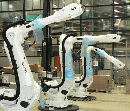Aufgereiht: Reinraumroboter für spezielle Einsatzfälle (Archiv: Vogel Business Media)