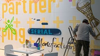 Formnext 2021. Der Auftragsfertiger Fit entschied sich dieses Jahr gegen Exponate. Dafür wurden täglich die wichtigsten Themen aus den Gesprächen an die Wand des Messestands gesprüht.  (S. Guggenberger / VCG)