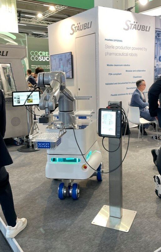 Der neue Mobilroboter von Stäubli könnte den Materialtransport im aseptischen Umfeld aufwirbeln.(Bild:  Sarah Junker)