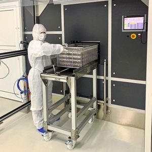 Die Kammer-Reinigungsanlage ist durch ihre Ausstattung, unter anderem mit dem CNp-Verfahren, für die Reinigung von Präzisionsbauteilen ausgelegt und in einen Reinraum integriert. (Bild:  LPW Reinigungssysteme)