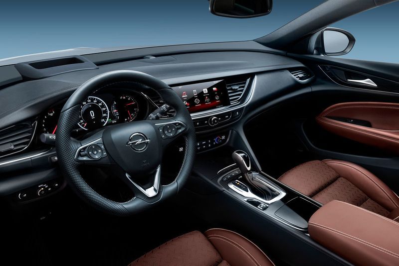 Der Innenraum wirkt deutlich moderner als im Vorgängermodell. Für Unterhaltung und Vernetzung sorgt das „Intellilink“-System. Es arbeitet mit Apple Carplay und Android Auto. Während das Smartphone nahtlos in das Fahrzeug-Infotainment integriert ist, lässt es sich ab sofort kabellos laden. (Opel)