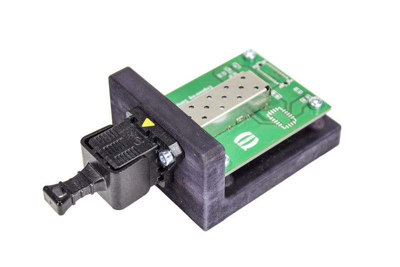 Die Schutzkappe für die Pushpull Wanddurchführung schützt bei gezogenem Stecker sicher vor Staub und Feuchtigkeit. (Harting)