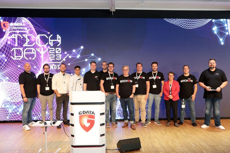 Die Vortragenden und Moderatoren des G Data & Ionos Tech Day 2023 (von links): Matthias Koll, Christian Laber (G Data), Tim Kartali, Leonardo Rodriguez (Ionos), Mirko Radojicic, Daniel Zessin, Sascha Levölger, Andreas Lüning, Thomas Siebert, Eduard Alles (G Data), Dr. Christina Reinhardt (RUB), Manuel Beelen, Markus Koscielny (G Data). (Bild: G Data CyberDefense)